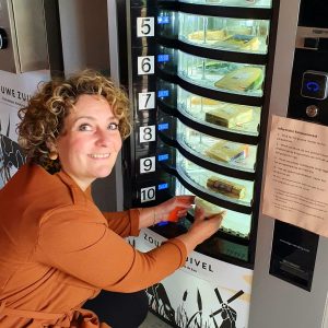Franca procesbegeleider bij kaasautomaat